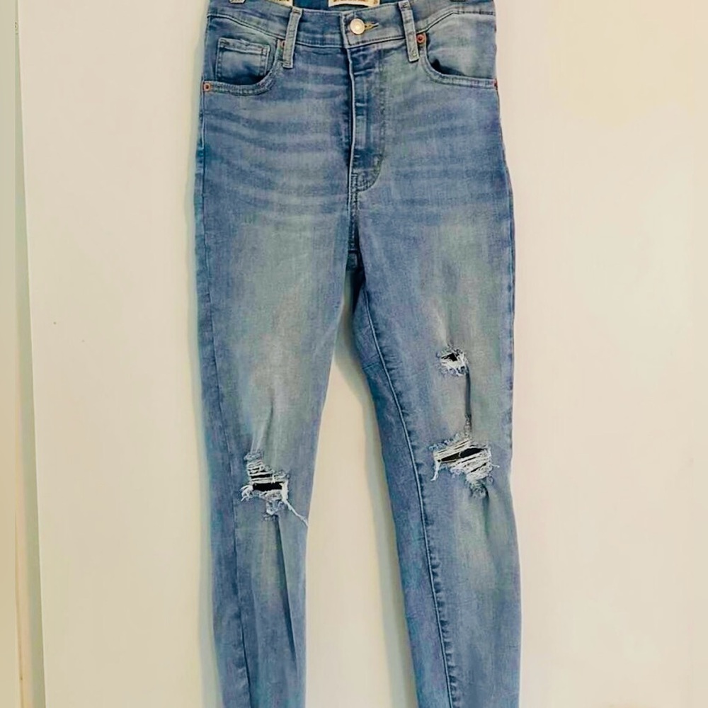 Women’s Levi’s High Waisted Jeans Size 26
